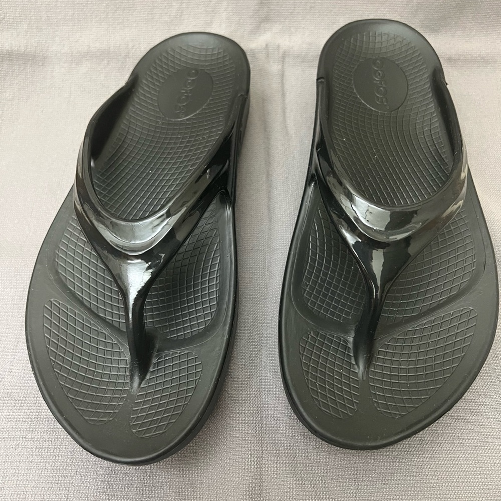 OOFOS Toe-Post Flip-Flops Black size 9 EUC